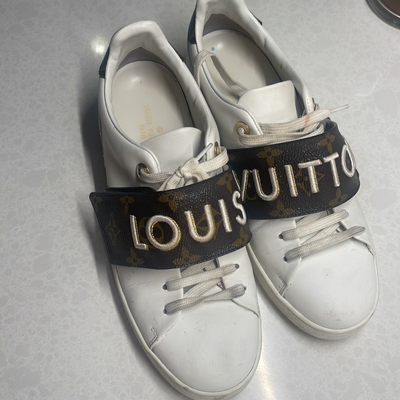 Lv sneakers - Picture 3 of 9
